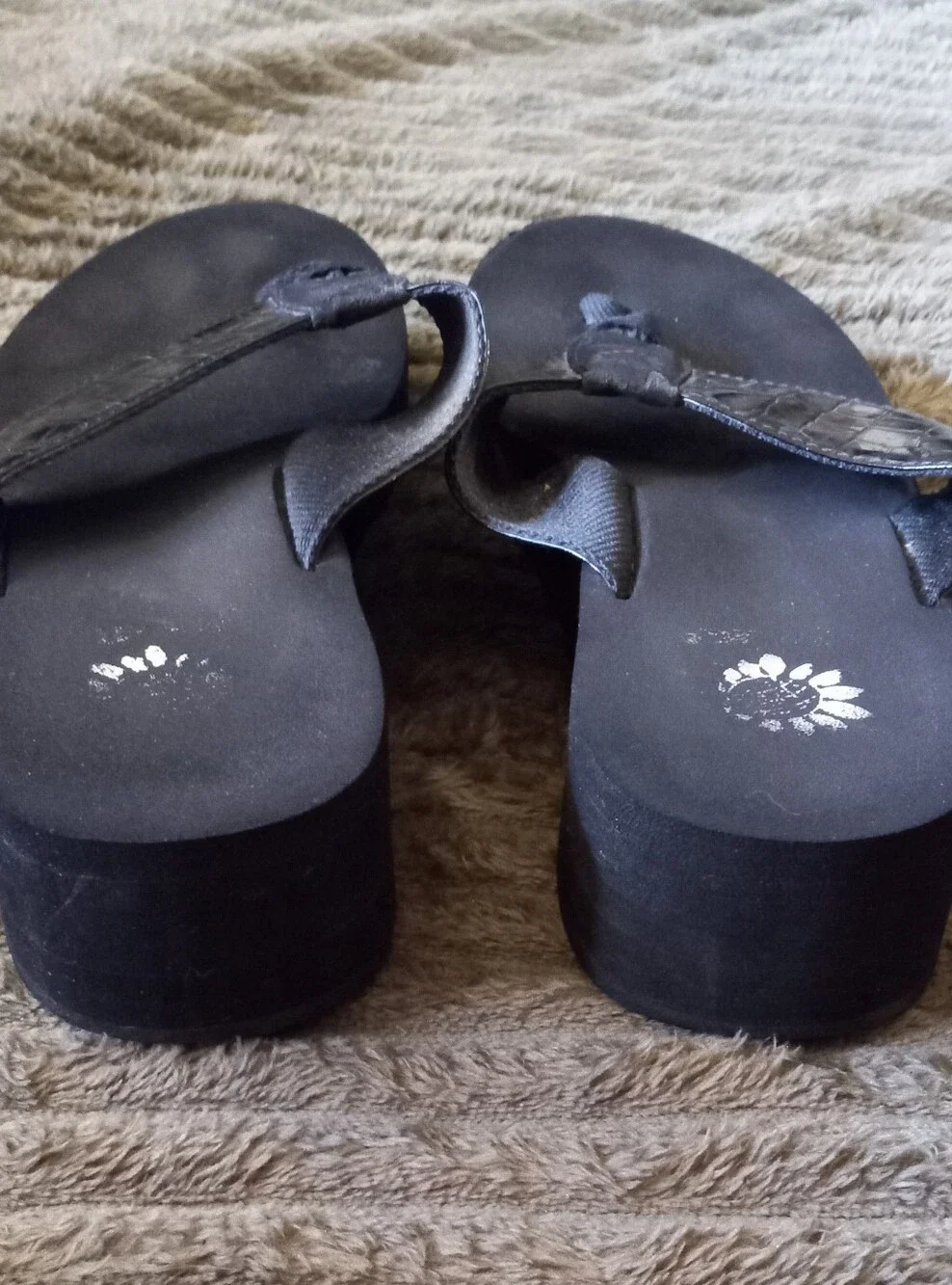 7.5M Yellow Box Black Croc Flip Flop Sandals - Picture 4 of 6
